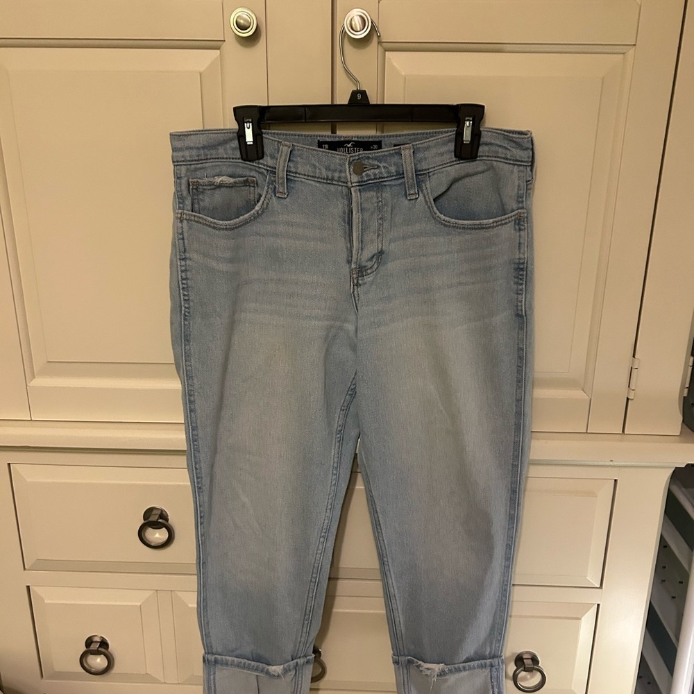 Hollister Women's Light Wash Low Rise Crop Boyfriend Jeans
